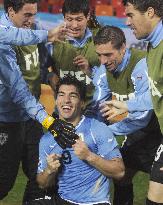 Uruguay beat S. Korea in World Cup second round