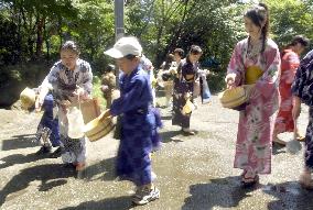 'Sprinkle water campaign' kicks off to beat Tokyo heat