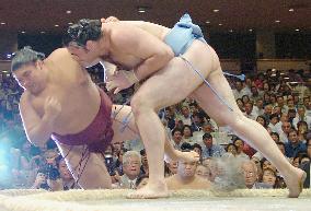 Kotooshu scores perfect 6th win at autumn sumo