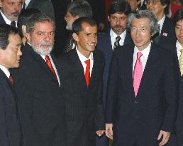 Koizumi chats with marathon runner de Lima, President Lula