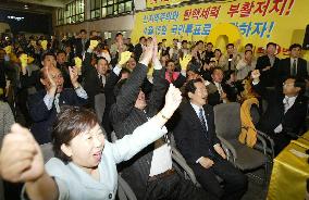 (1)Pro-gov't Uri Party wins majority in S. Korean elections