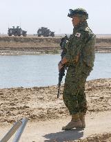 (3) Japanese troops face 1st attack in Iraq