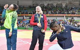 Olympic scenes: Striking poses after medal ceremony