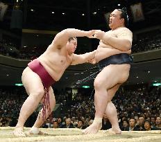 Sumo: Kisenosato falls 2 wins behind at Summer meet