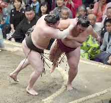 Sumo: Yokozuna Hakuho defeats Mitakeumi