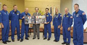 Prime Minister Fukuda meets shuttle Discovery crew members