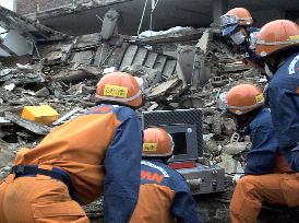 Japanese relief team to Colombia searches for (replace)