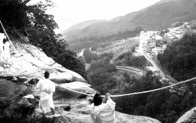 Shinto priests prepare for New Year's Day