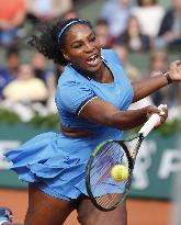 S. Williams advances to Roland Garros 4th round