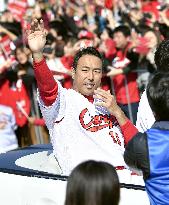Retired Kuroda joins parade to celebrate CL championship