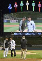 Baseball: Iguchi throws 1st pitch at White Sox game