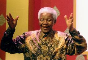 Mandela addresses AIDS conference