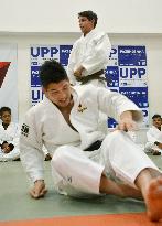 Gold medalist Inoue presents judo uniforms to Brazilian kids