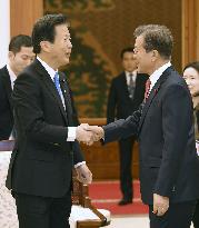 Moon, Abe's coalition partner meet in Seoul
