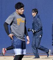 Baseball: Kotaro Kiyomiya and Shohei Ohtani train