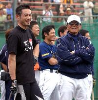 (1)Ichiro visits Orix camp, takes batting practice