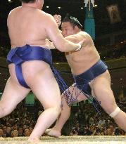 Chiyotaikai beats Tokitenku to get 5th win at summer sumo