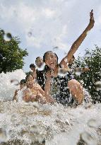 Kids bathe amid heat wave