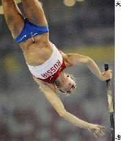 Russia's Isinbaeva clears 4.85 meters in Olympic pole vault