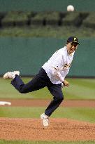 Japan PM Hatoyama throws 1st pitch at MLB game