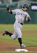 Seattle's Ichiro plays vs Oakland