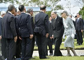 Emperor, empress lay flowers for Japanese WWII dead in Philippines