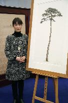 Kew Gardens artist shows painting of "miracle pine"