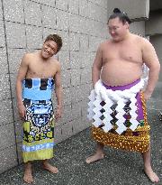 Soccer player Okubo, unsurprisingly, defeated by yokozuna Hakuho in sumo