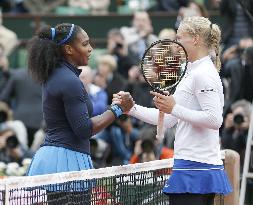 Tennis: S. Williams one win away from retaining title