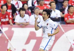 Soccer: Kashima beat Urawa again, move into J-League lead