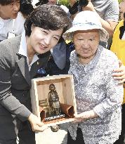 S. Korean ruling party leader meets with ex-comfort woman