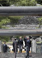 Ex-Japan emperor visits family grave