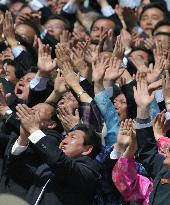 Crowd cheers for Kim Jong Un