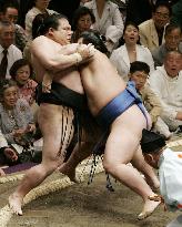 Asashoryu, Tochi fall on 2nd day at summer sumo