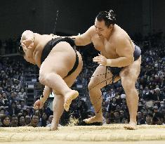 Sumo: Kakuryu beats Goeido to win Kyushu title