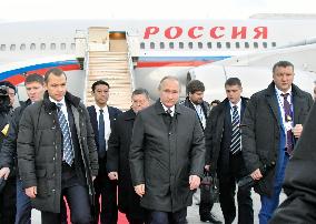 Putin arrives in Japan for summit with Abe