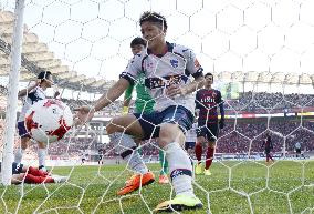 Soccer: Own goal sends champs Kashima crashing to opening league defeat