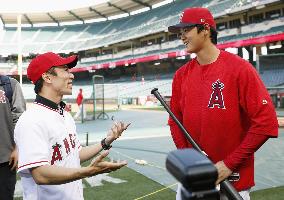 Baseball: Takuma Sato throws ceremonial first pitch