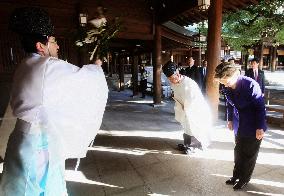 Clinton visits Tokyo shrine dedicated to Emperor Meiji