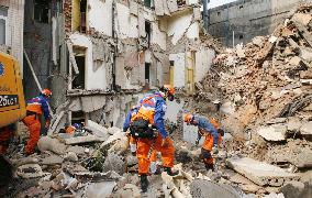 (CORRECTED) Japanese team begins relief work in quake-hit area