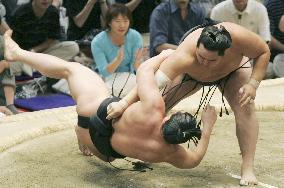 Asashoryu charges ahead to stay in lead at Nagoya sumo