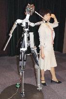 Institute develops robot that can pose like fashion model