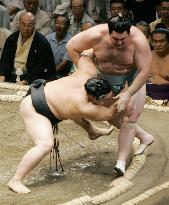Ashashoryu beats Kokkai on 1st day at Autumn sumo