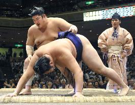 Kotomitsuki beats Tokitenku at autumn sumo