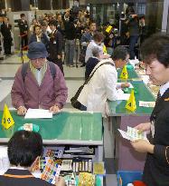 Japan starts 10-year postal privatization process