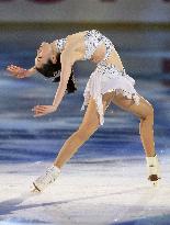Ex-Olympic champion Arakawa performs in exhibition