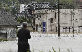 Typhoon makes landfall in Shikoku region of Japan, disrupts transport