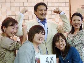 Takanohana poses with fans