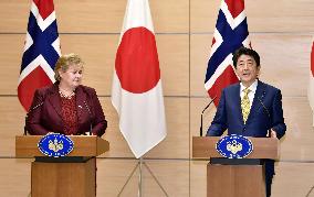 Meeting of Japanese and Norwegian prime ministers