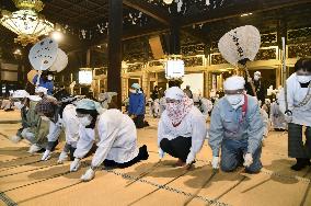 Year-end cleaning at Kyoto temple